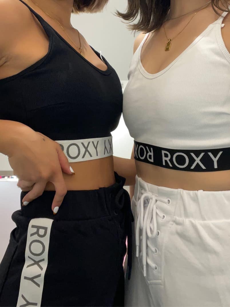 ホワイト系のスウェットパンツ、ブラック系のスウェットパンツ、ホワイト系のスウェットを着用したレディースの秋コーディネートの2枚目の写真