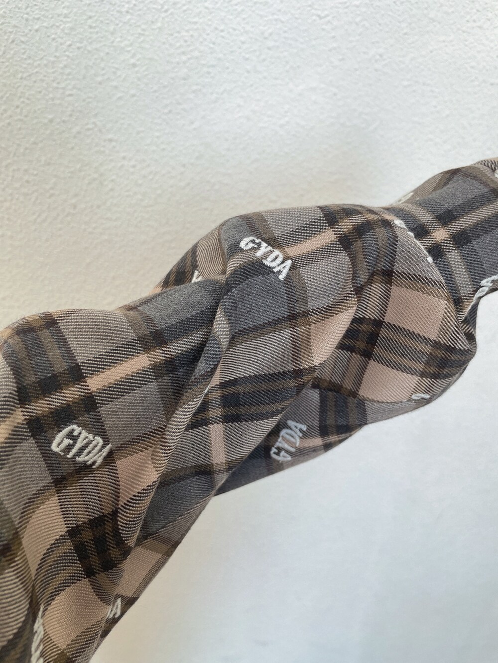 オレンジ系のつなぎ/オールインワン、ブラック系のTシャツ/カットソー、ホワイト系のパンプスを着用したレディースの秋コーディネートの8枚目の写真