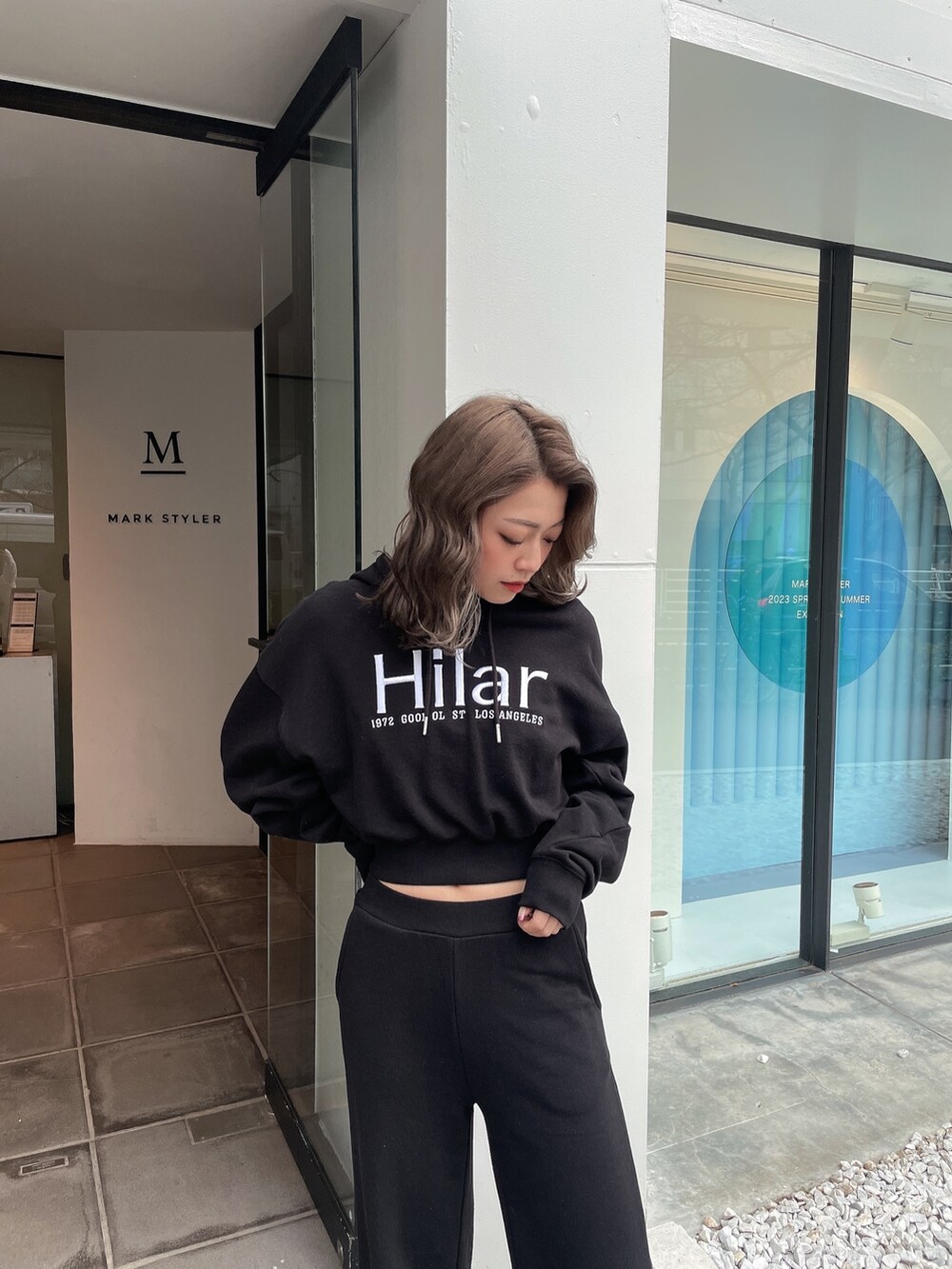 ブラック系のパーカー、ブラック系のスウェットパンツ、ブラック系のスニーカーを着用したレディースの冬コーディネートの4枚目の写真