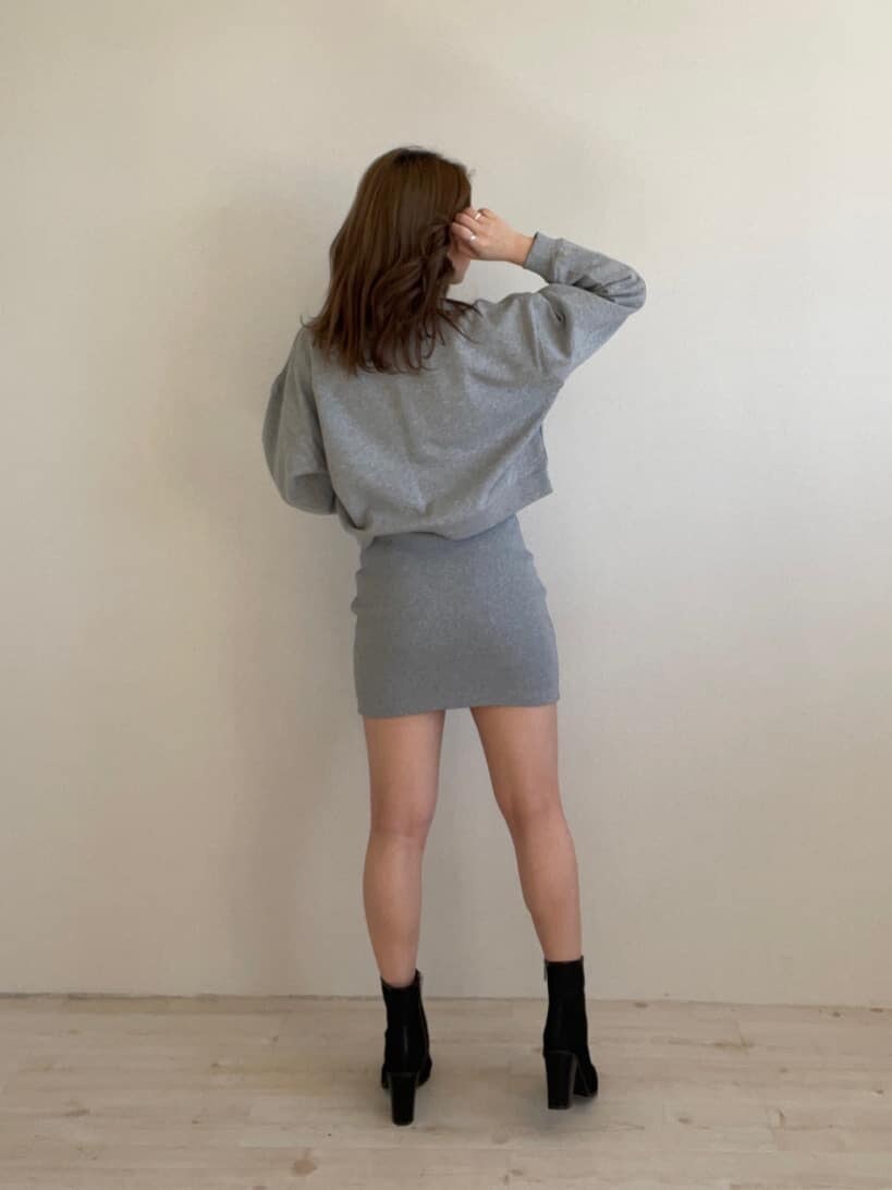 グレー系のスカート、ブラック系のブーツ、ブラック系のライダースジャケットを着用したレディースの冬コーディネートの5枚目の写真