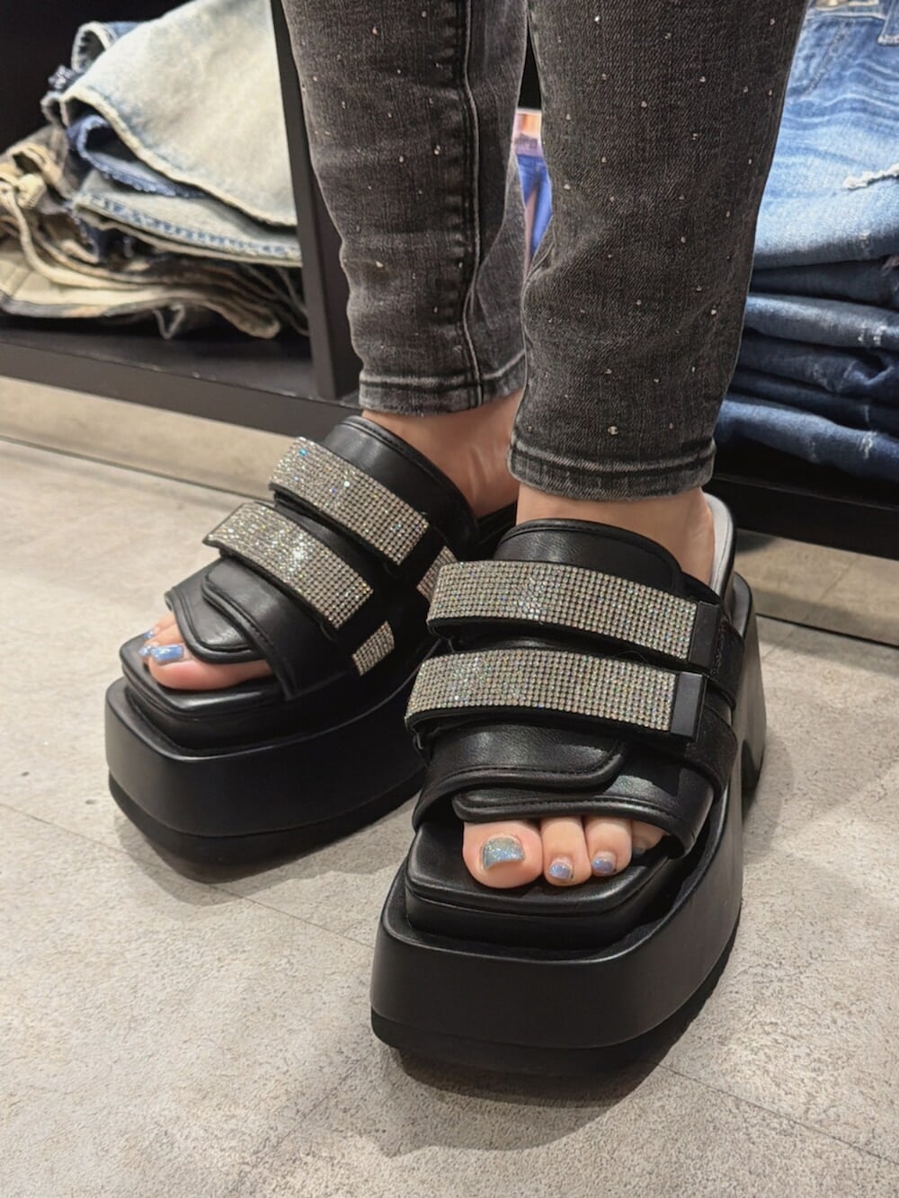 ブラック系のサンダル、グレー系のシャツ/ブラウス、ブラック系のデニムパンツを着用したレディースの夏コーディネートの7枚目の写真