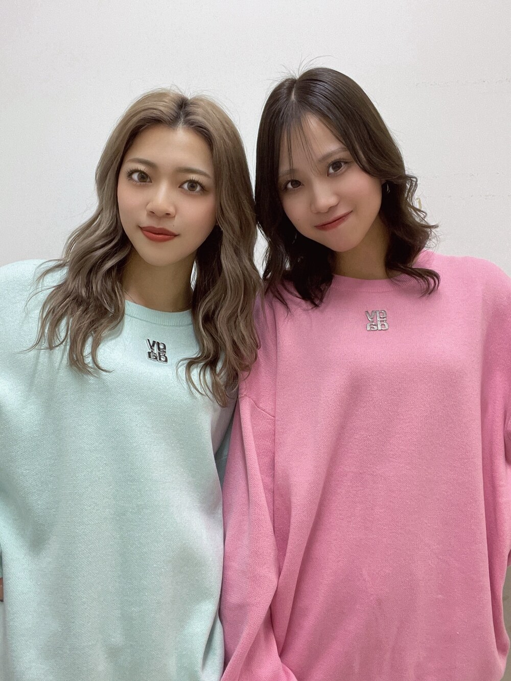 グリーン系のニット/セーター、ブラック系のブーツ、ブラック系のブーツを着用したレディースの冬コーディネートの4枚目の写真