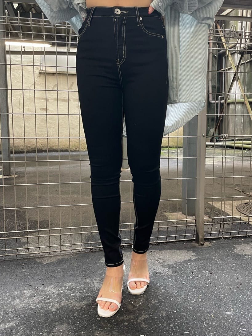 ブラック系のデニムパンツ、ホワイト系のサンダル、グリーン系のシャツ/ブラウスを着用したレディースの夏コーディネートの5枚目の写真