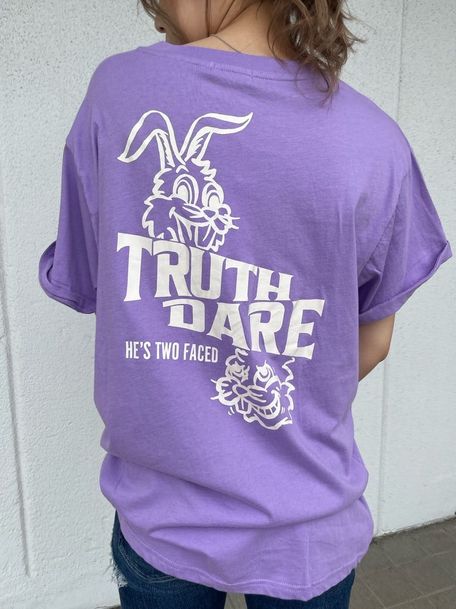 ブラック系のパンプス、ブルー系のデニムパンツ、パープル系のTシャツ/カットソーを着用したレディースの春コーディネートの6枚目の写真