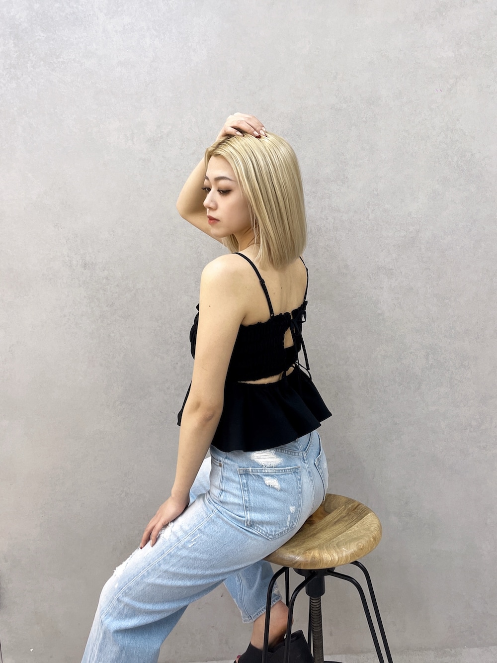 ブラック系のシャツ/ブラウス、ブルー系のデニムパンツ、ブラック系のサンダルを着用したレディースの夏コーディネートの4枚目の写真