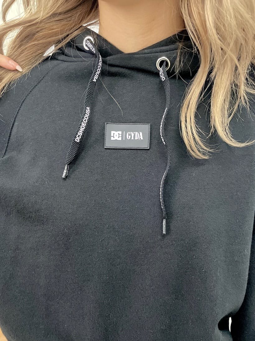 ブラック系のデニムスカート、ブラック系のブーツ、ブラック系のTシャツ/カットソーを着用したレディースの秋コーディネートの6枚目の写真
