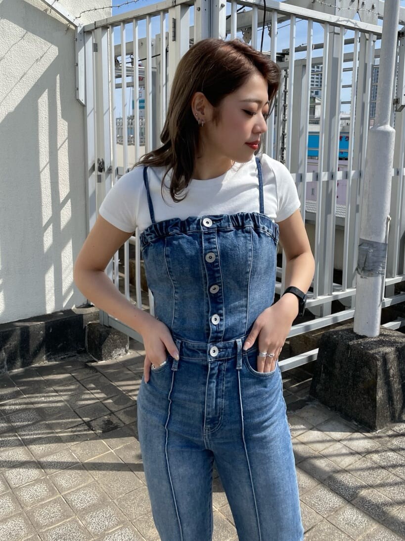 ホワイト系のパンプス、ブルー系のつなぎ/オールインワン、ホワイト系のTシャツ/カットソーを着用したレディースの春コーディネートの3枚目の写真