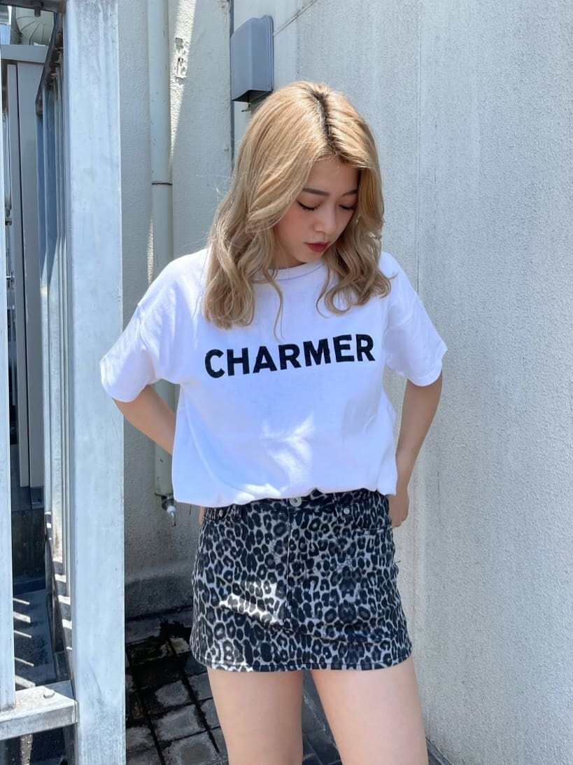 ブラック系のブーツ、グレー系のスカート、ホワイト系のTシャツ/カットソーを着用したレディースの夏コーディネートの3枚目の写真