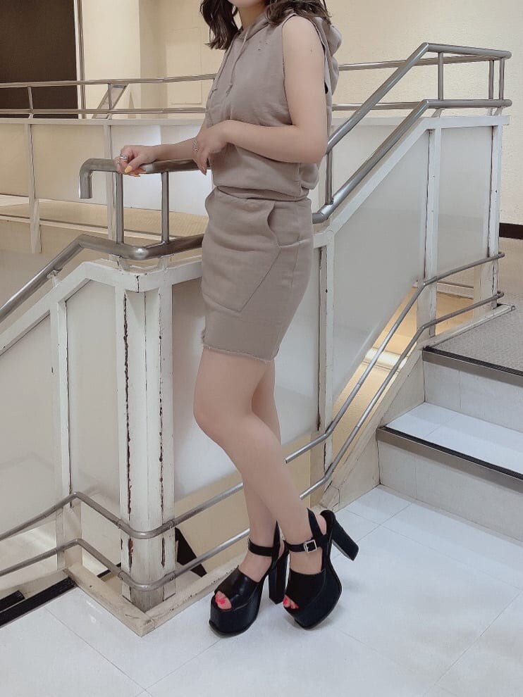 ベージュ系のスカート、ベージュ系のTシャツ/カットソーを着用したレディースの夏コーディネートの5枚目の写真