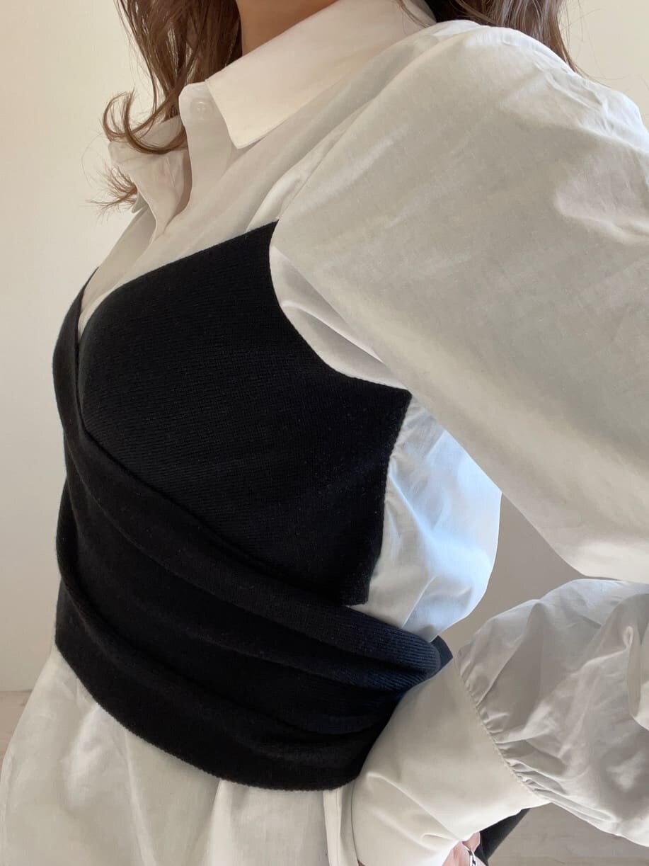 その他のデニムパンツ、ブラック系のパンプス、ブラック系のシャツ/ブラウスを着用したレディースの冬コーディネートの7枚目の写真