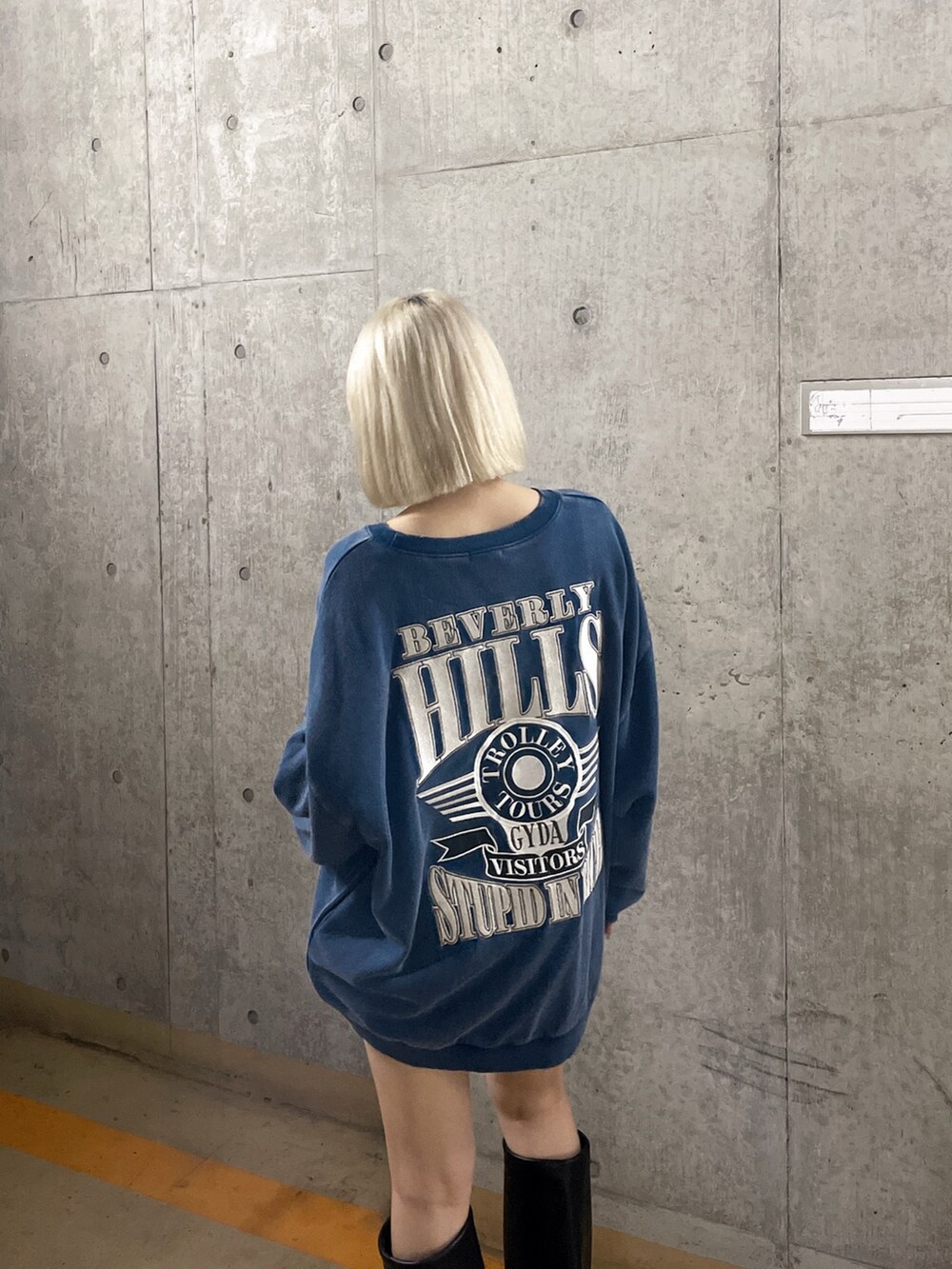 ブルー系のスウェット、ブラック系のブーツを着用したレディースの夏コーディネートの3枚目の写真