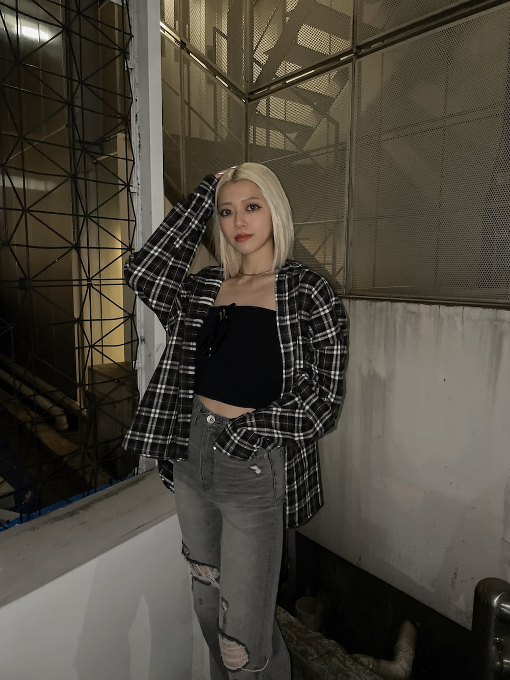 ブラック系のサンダル、グレー系のデニムパンツ、ブラック系のシャツ/ブラウスを着用したレディースの春コーディネートの3枚目の写真