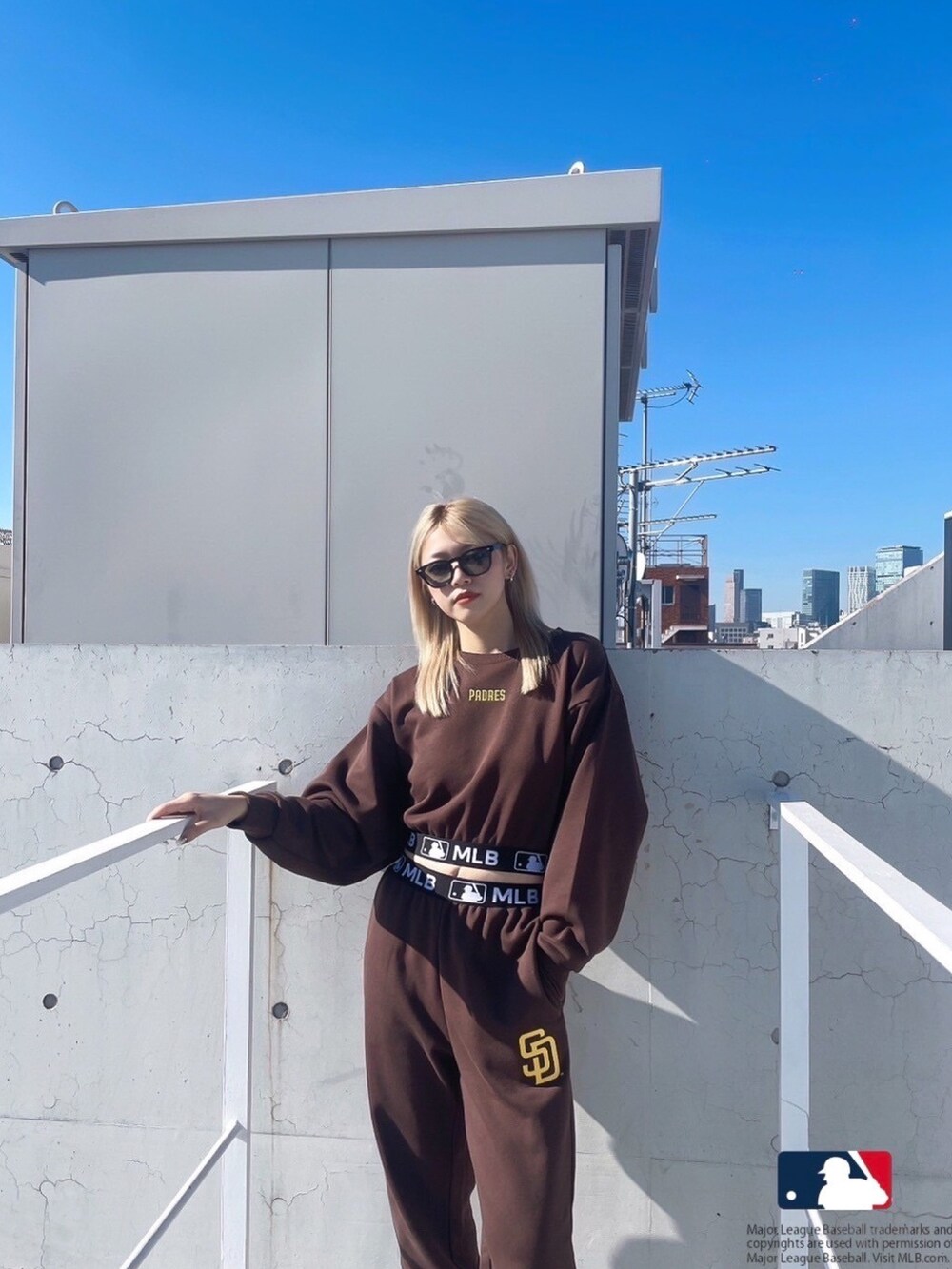 ブラック系のブーツ、ブラウン系のスウェットパンツ、ブラウン系のスウェットを着用したレディースの冬コーディネートの4枚目の写真