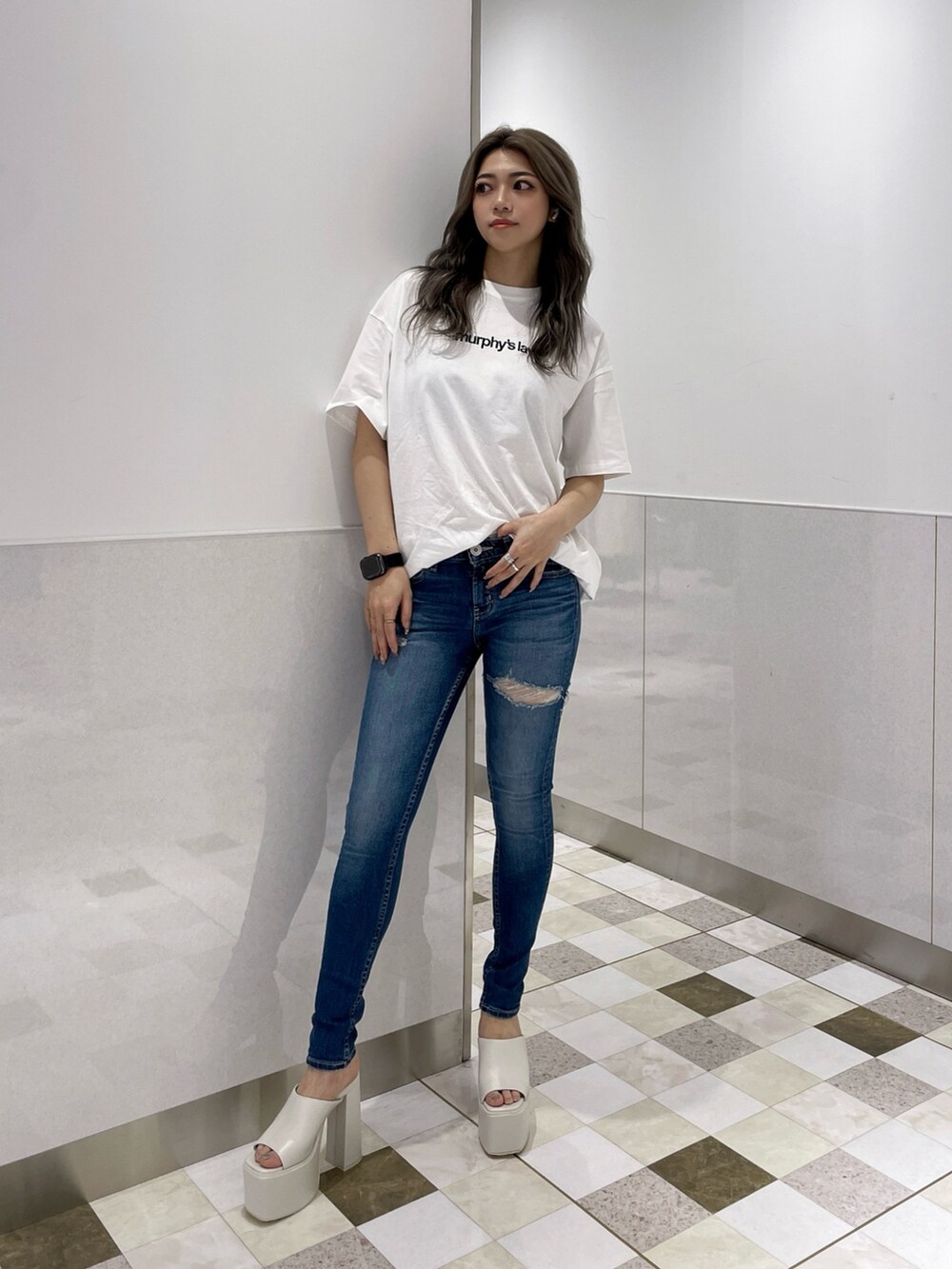 ホワイト系のTシャツ/カットソー、ブルー系のデニムパンツ、ホワイト系のサンダルを着用したレディースの夏コーディネートの3枚目の写真