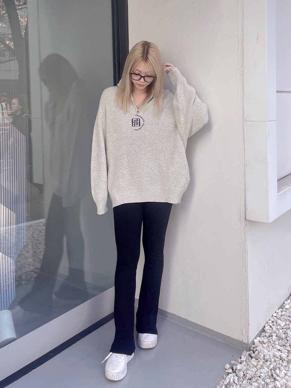 グレー系のニット/セーターを着用したレディースの冬コーディネートの2枚目の写真