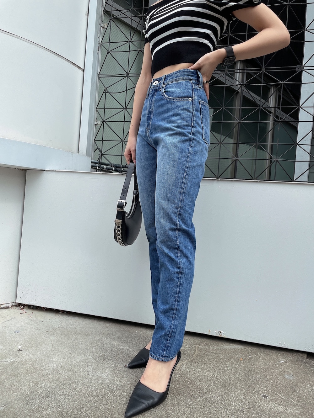 その他のニット/セーター、ブルー系のデニムパンツ、ブラック系のパンプスを着用したレディースの春コーディネートの6枚目の写真