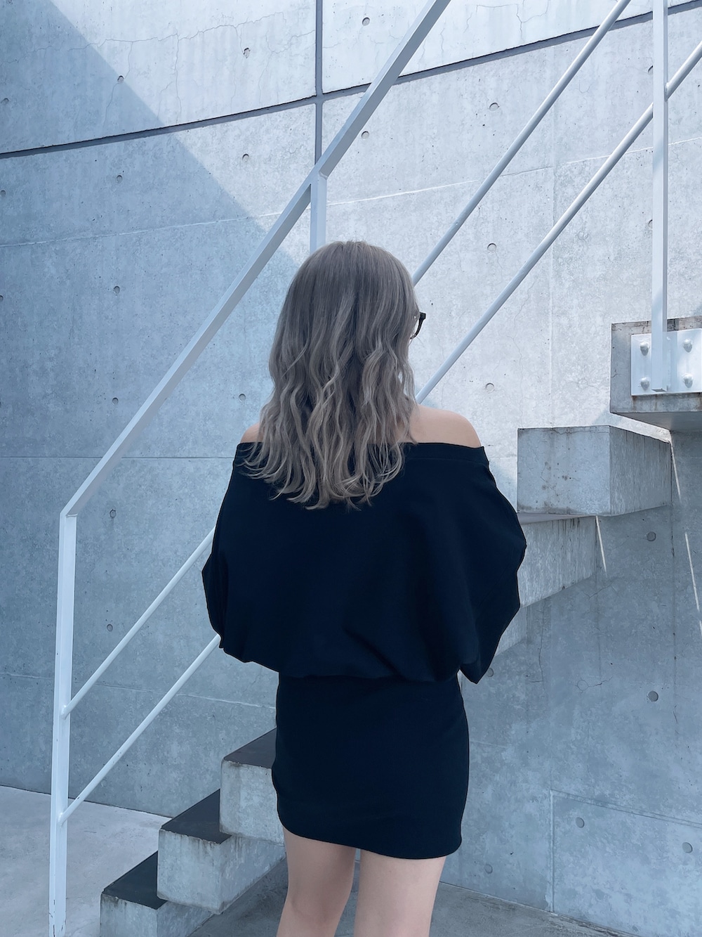 ブラック系のワンピース、ブラック系のブーツ、ブラック系のバックパック/リュックを着用したレディースの夏コーディネートの4枚目の写真