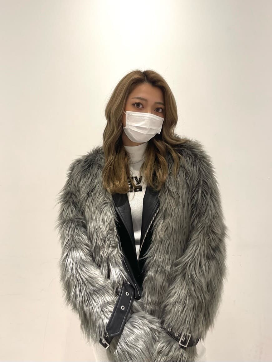 ブラック系のブーツ、グレー系のライダースジャケット、ホワイト系のワンピースを着用したレディースの秋コーディネートの6枚目の写真