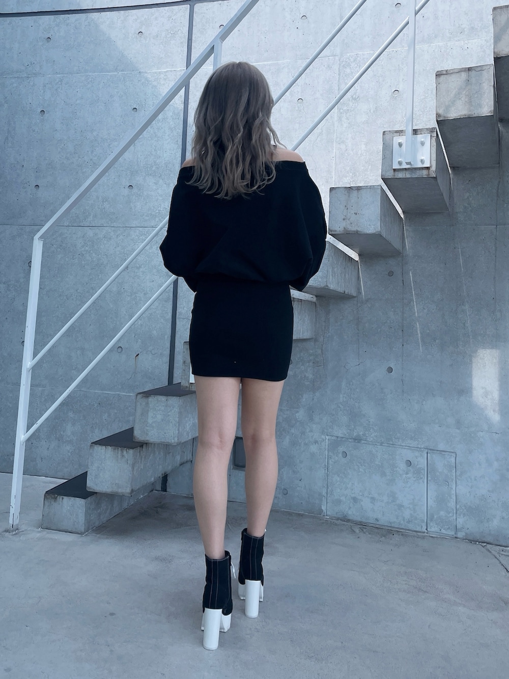 ブラック系のワンピース、ブラック系のブーツ、ブラック系のバックパック/リュックを着用したレディースの夏コーディネートの2枚目の写真