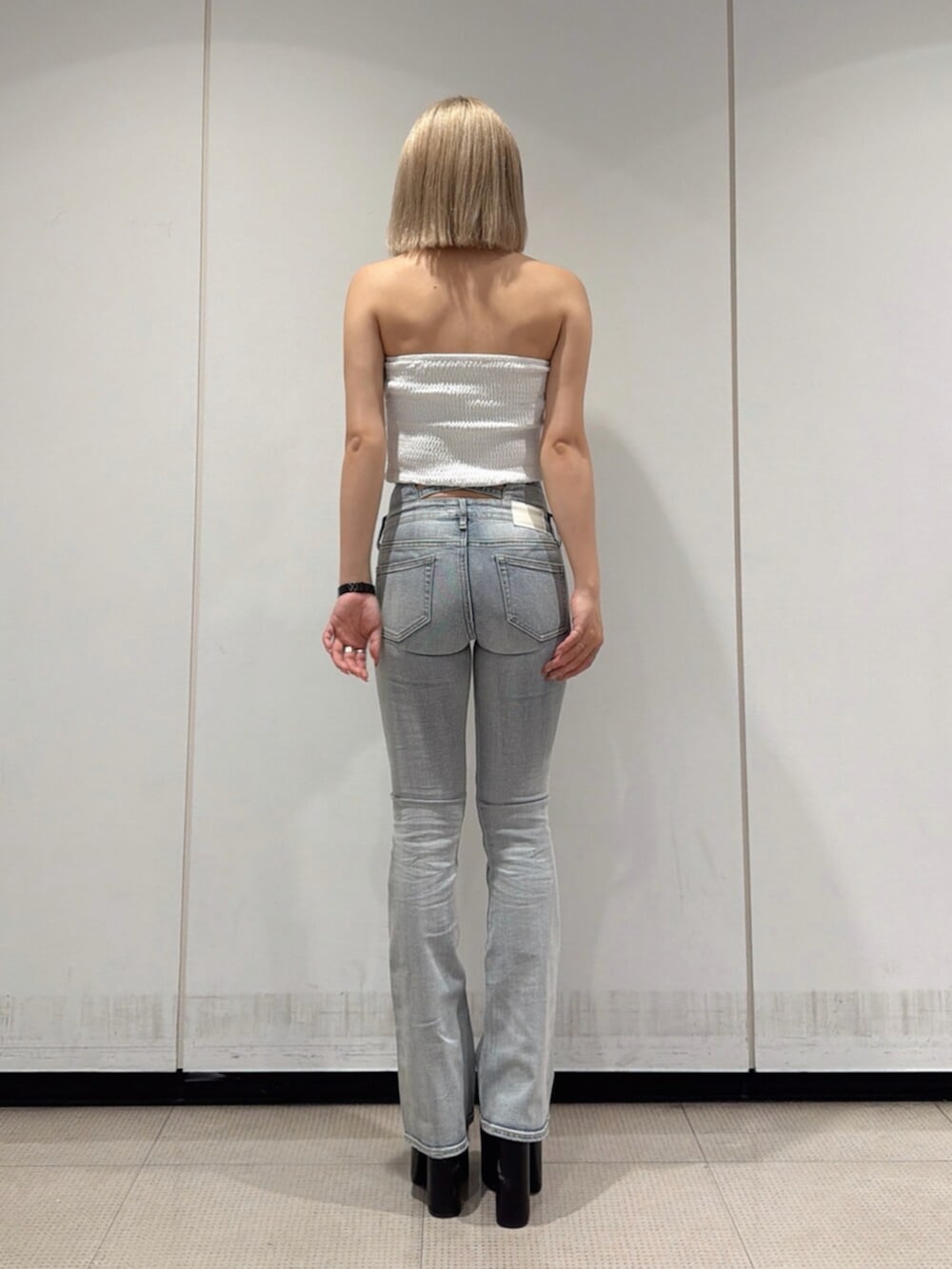 ブラック系のサンダル、ホワイト系のシャツ/ブラウス、ブルー系のデニムパンツを着用したレディースの夏コーディネートの3枚目の写真