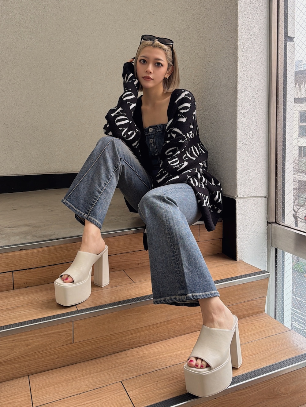 ブラック系のカーディガン/ボレロ、ブルー系のつなぎ/オールインワンを着用したレディースの春コーディネートの3枚目の写真