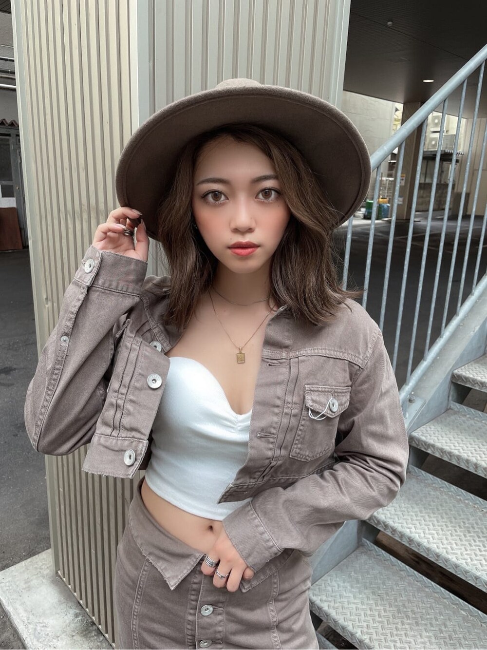 ブルー系のデニムジャケット、ベージュ系のデニムジャケット、ベージュ系のブーツを着用したレディースの夏コーディネートの4枚目の写真