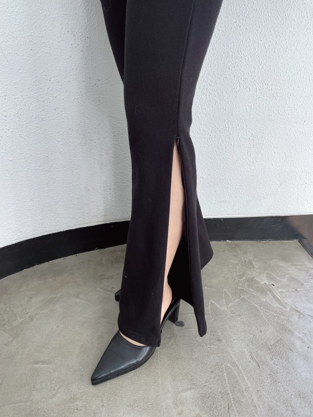 グレー系のスウェット、ブラック系のスウェットパンツ、ブラック系のパンプスを着用したレディースの冬コーディネートの7枚目の写真