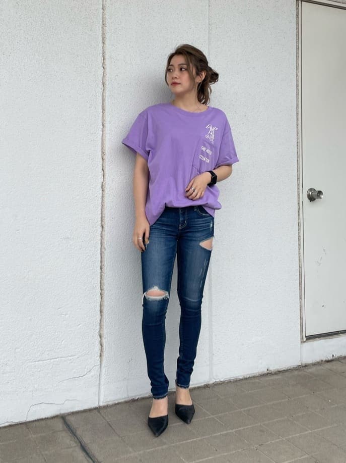 ブラック系のパンプス、ブルー系のデニムパンツ、パープル系のTシャツ/カットソーを着用したレディースの春コーディネートの3枚目の写真
