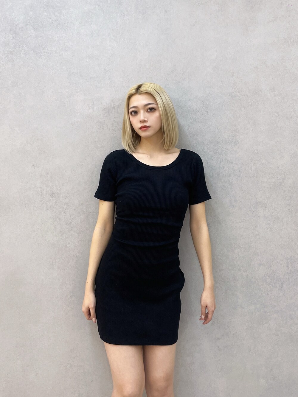 ブラック系のワンピースを着用したレディースの冬コーディネートの4枚目の写真