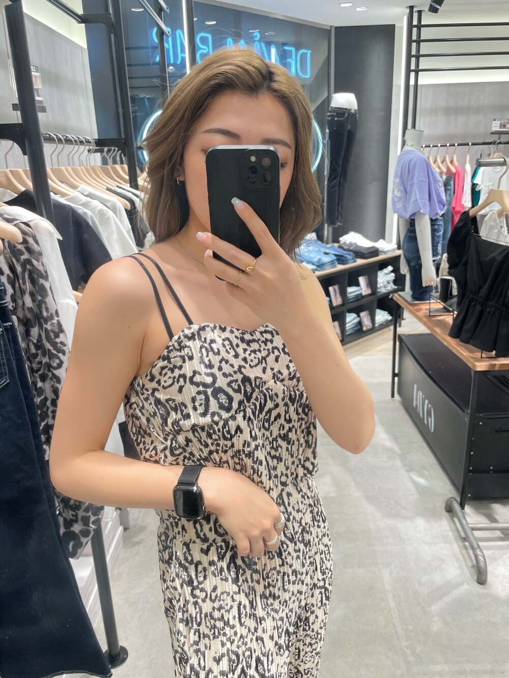 その他のキャミソール、ブラック系のその他パンツ、ブラック系のパンプスを着用したレディースの春コーディネートの6枚目の写真