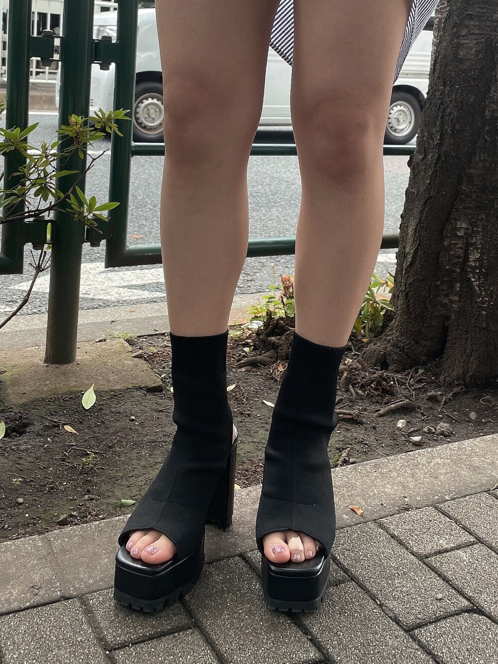 ブルー系のシャツ/ブラウス、ブラック系のブーツを着用したレディースの夏コーディネートの7枚目の写真