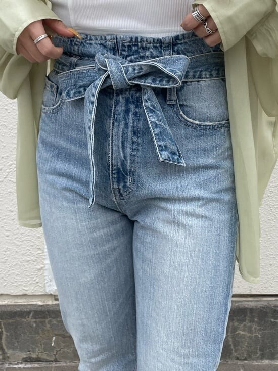 イエロー系のシャツ/ブラウス、ホワイト系のサンダル、ブルー系のデニムパンツを着用したレディースの春コーディネートの8枚目の写真