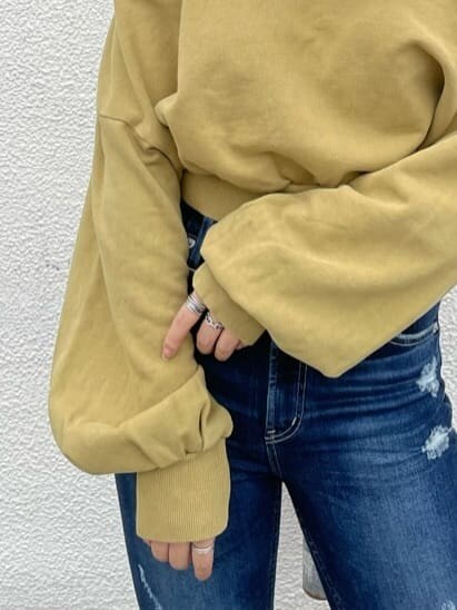 ブラック系のパンプス、イエロー系のスウェット、ブルー系のデニムパンツを着用したレディースの夏コーディネートの7枚目の写真