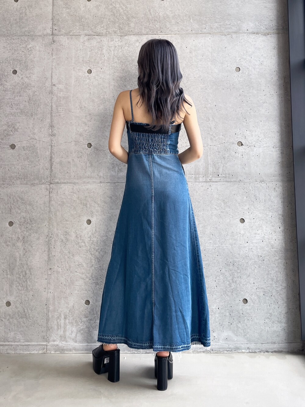 ブルー系のワンピース、ブラック系のサンダル、シルバー系のベルトを着用したレディースの夏コーディネートの3枚目の写真