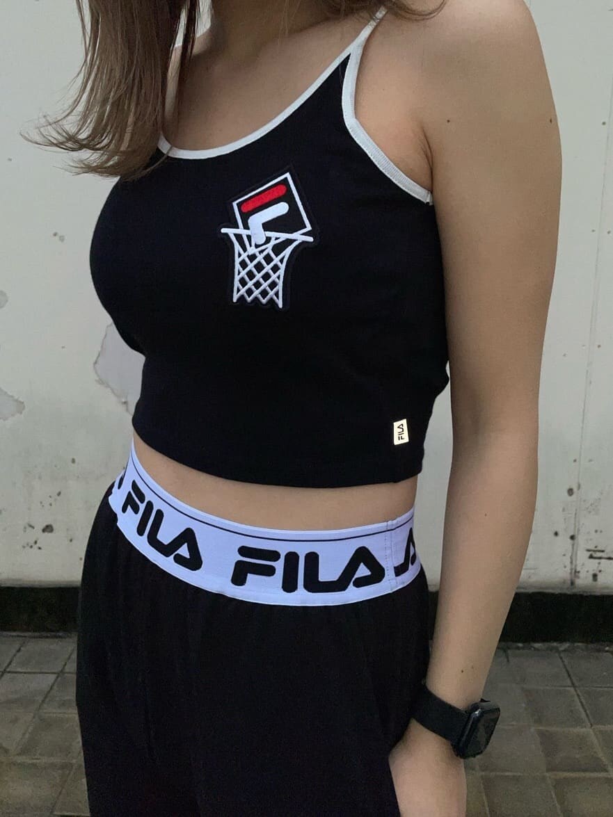 ブラック系のパンプス、ホワイト系のシャツ/ブラウス、ブラック系のその他パンツを着用したレディースの春コーディネートの5枚目の写真