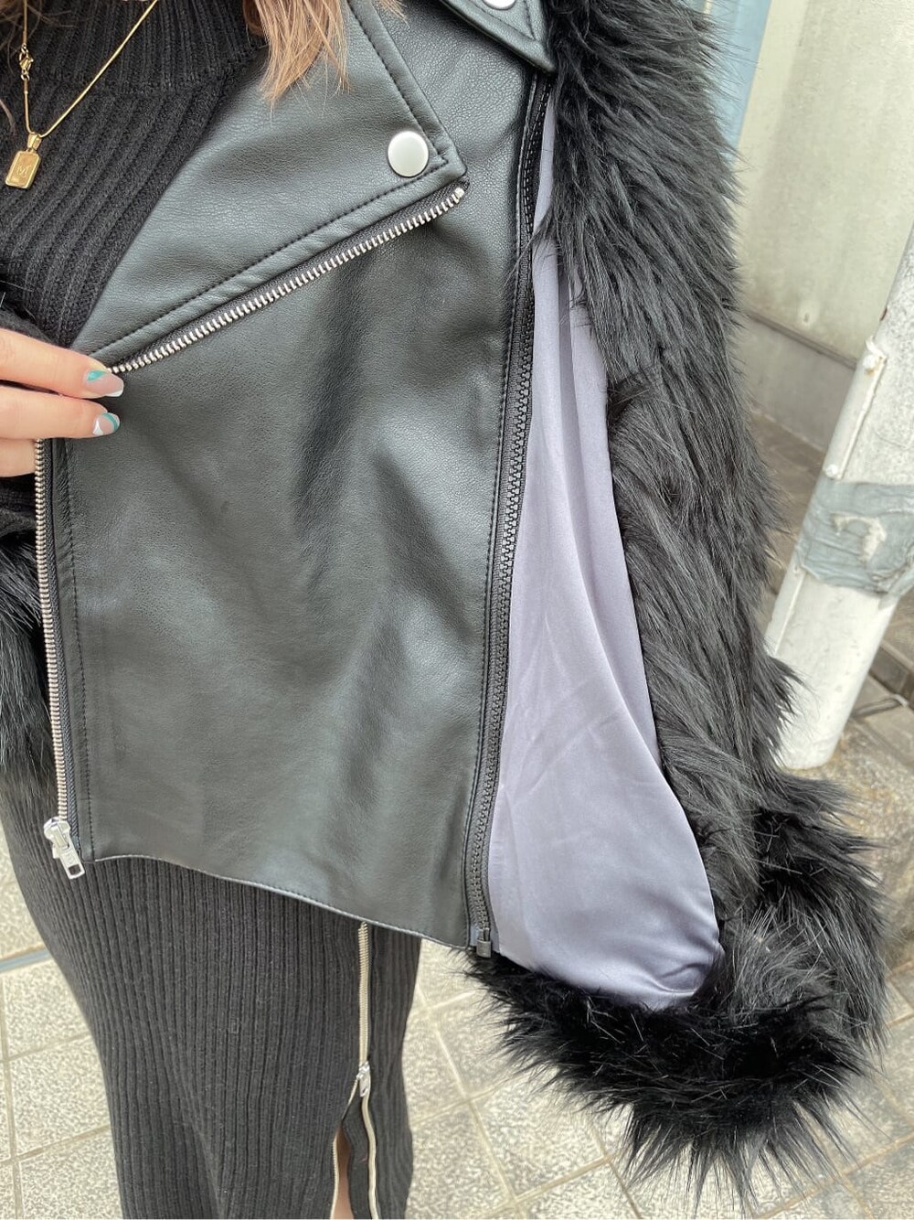 ブラック系のワンピース、ブラック系のブーツ、ブラック系のライダースジャケットを着用したレディースの秋コーディネートの7枚目の写真