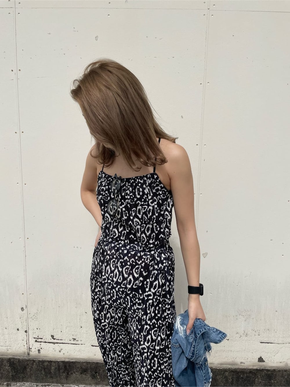 ブラック系のパンプス、ブルー系のデニムジャケット、その他のその他パンツを着用したレディースの春コーディネートの4枚目の写真