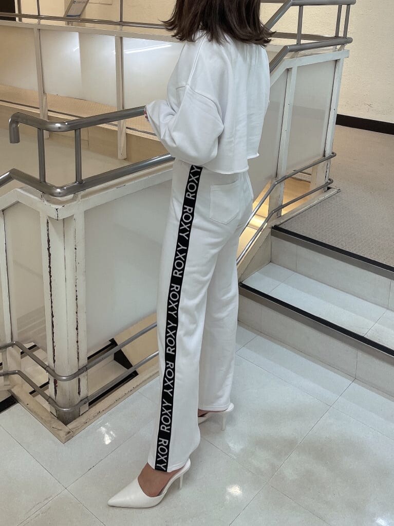 ホワイト系のスウェットパンツ、ブラック系のスウェットパンツ、ホワイト系のスウェットを着用したレディースの秋コーディネートの5枚目の写真