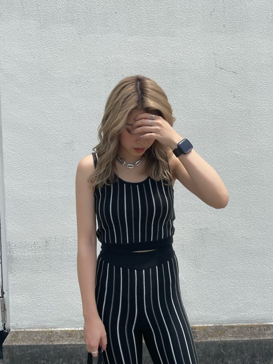 ブラック系のパンプス、ブラック系のその他パンツ、ブラック系のニット/セーターを着用したレディースの夏コーディネートの4枚目の写真