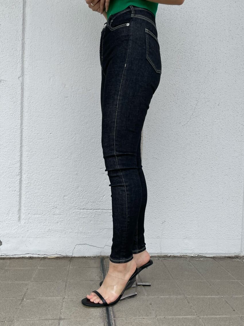 ブラック系のサンダル、ブラック系のデニムパンツ、グリーン系のニット/セーターを着用したレディースの夏コーディネートの6枚目の写真