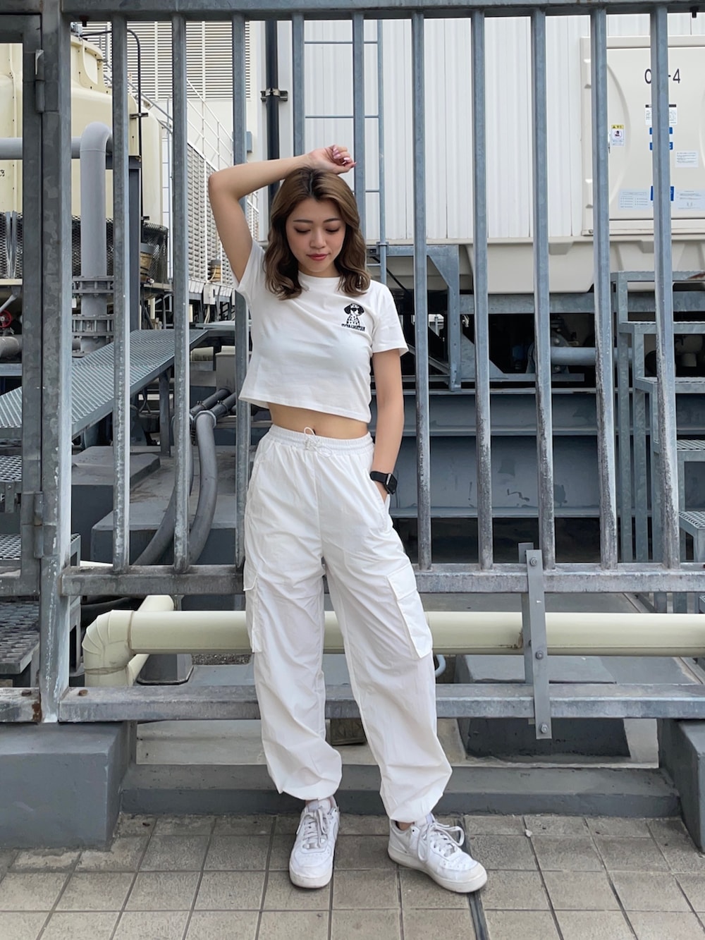 ホワイト系のカーゴパンツ、ホワイト系のTシャツ/カットソーを着用したレディースの夏コーディネートの2枚目の写真