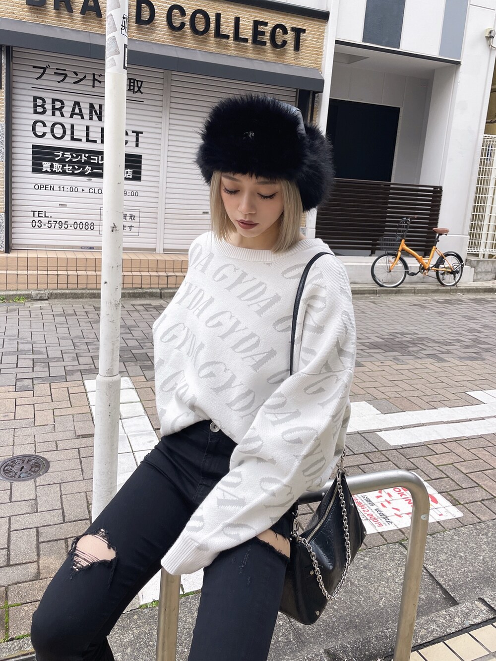ホワイト系のニット/セーター、ブラック系のデニムパンツ、ブラック系のブーツを着用したレディースの秋コーディネートの3枚目の写真