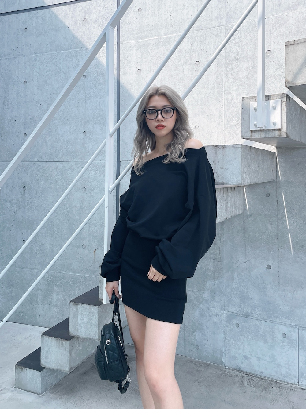 ブラック系のワンピース、ブラック系のブーツ、ブラック系のバックパック/リュックを着用したレディースの夏コーディネートの3枚目の写真