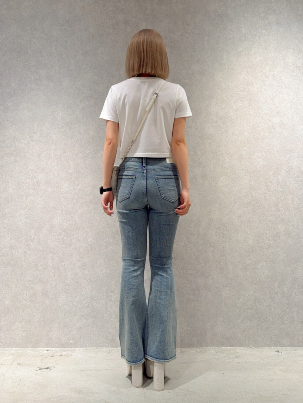 ホワイト系のサンダル、ブルー系のデニムパンツ、ホワイト系のTシャツ/カットソーを着用したレディースの夏コーディネートの3枚目の写真