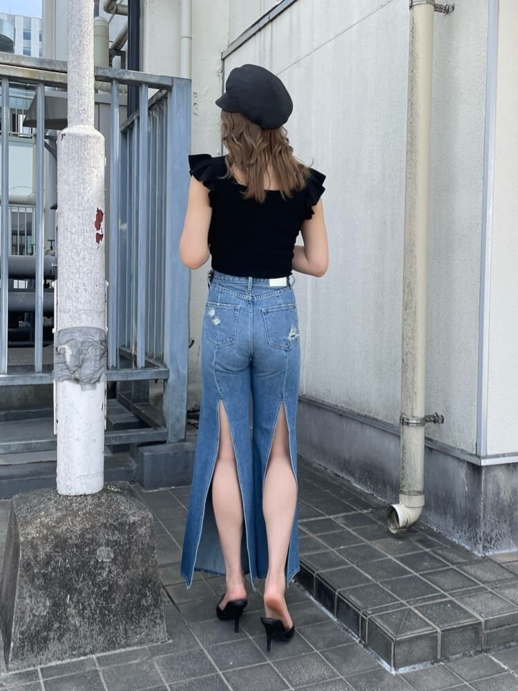 ブラック系のパンプス、ブラック系のハンドバッグ、ブラック系のニット/セーターを着用したレディースの春コーディネートの3枚目の写真