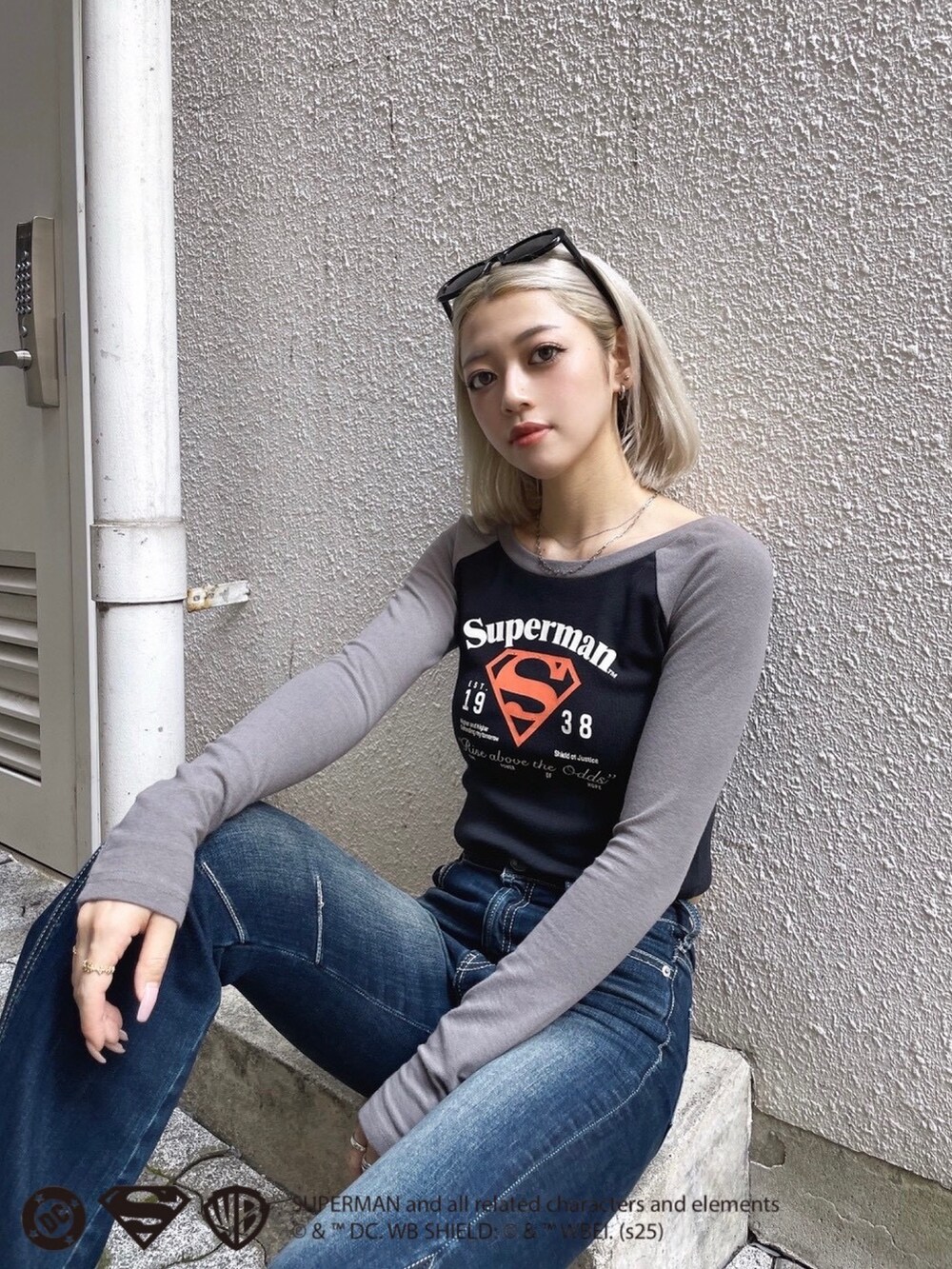 ブラック系のTシャツ/カットソー、ブルー系のデニムパンツ、ブラック系のブーツを着用したレディースの秋コーディネートの3枚目の写真