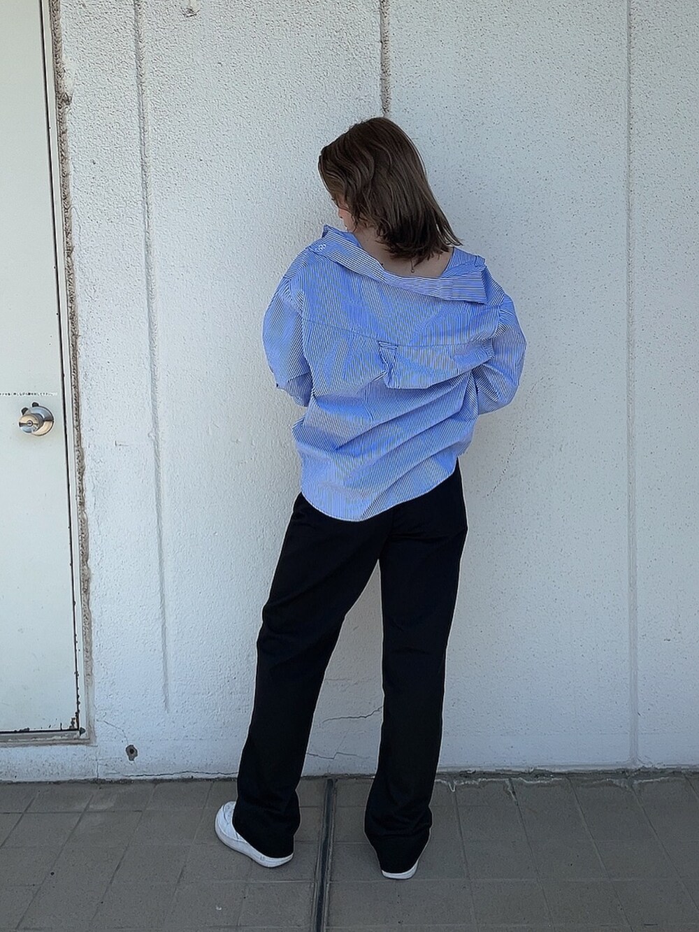 ホワイト系のキャミソール、ブラック系のその他パンツ、ブルー系のシャツ/ブラウスを着用したレディースの春コーディネートの3枚目の写真