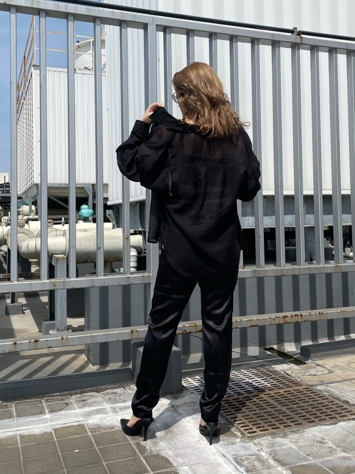 ブラック系のパンプス、ブラック系のシャツ/ブラウス、ブラック系のその他パンツを着用したレディースの春コーディネートの3枚目の写真