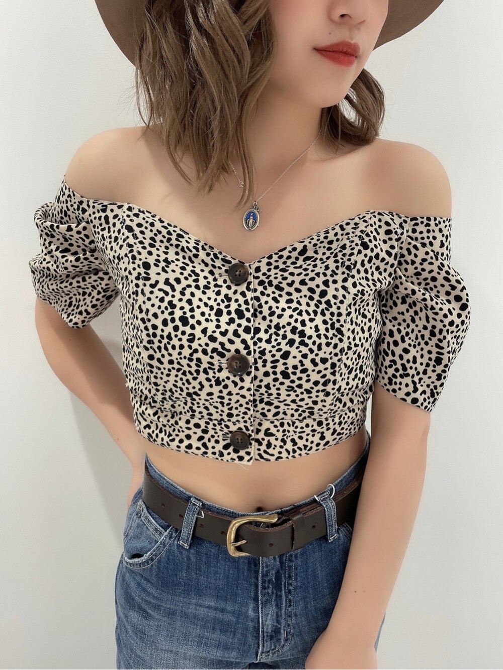 ブルー系のデニムパンツ、ブラック系のパンプス、その他のシャツ/ブラウスを着用したレディースの春コーディネートの4枚目の写真