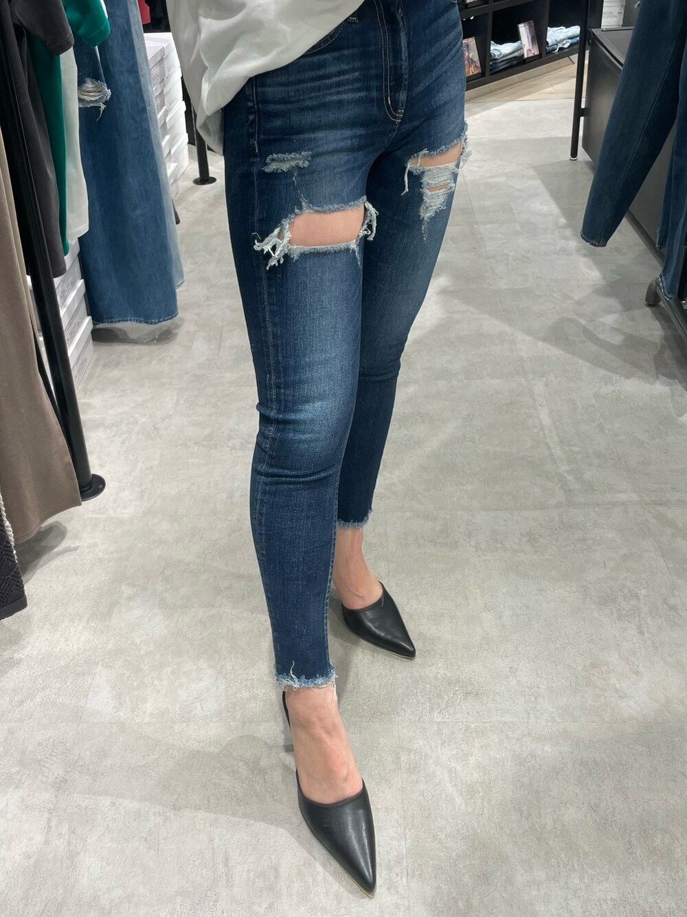 ホワイト系のTシャツ/カットソー、ブルー系のデニムパンツ、ブラック系のパンプスを着用したレディースの春コーディネートの8枚目の写真